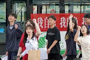 ?广东宏远啦啦队在原唱潘玮柏面前跳《快乐崇拜》